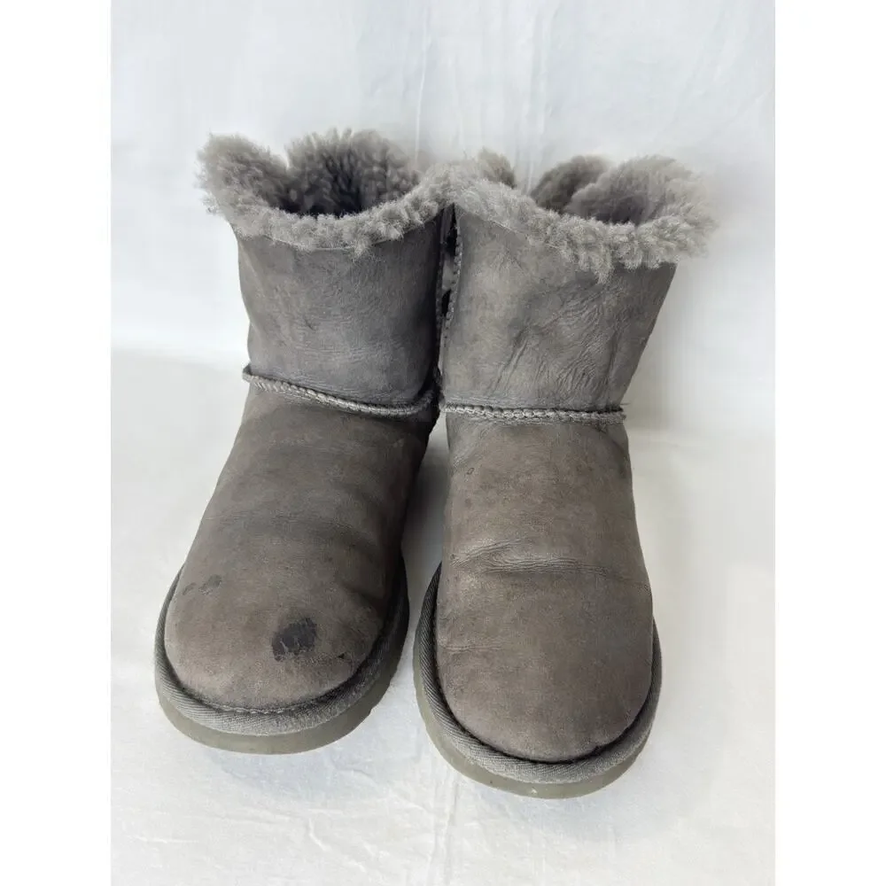 UGG Mini Bailey Bow II Boots Gray Suede Women’s Size 9 Cozy Winter Shoes.